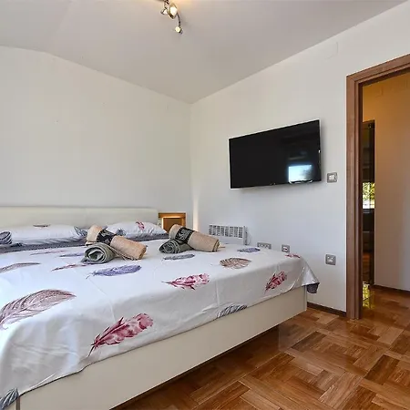 2302 * Fažana